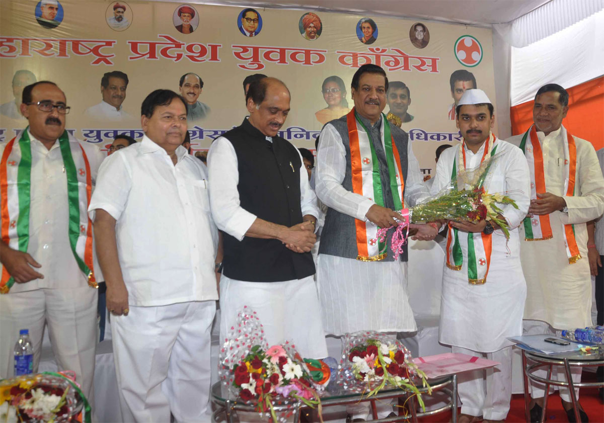 CHIEF MINISTER PRITHVIRAJ CHAVAN AT TILAK BHAVAN DADAR.
