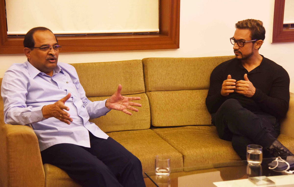 Cine star Mr.Perfectionist Aamir Khan meets Opposition Leader Congress Leader Radhakrishna Vikhe Patil on Project of Water Conservation.