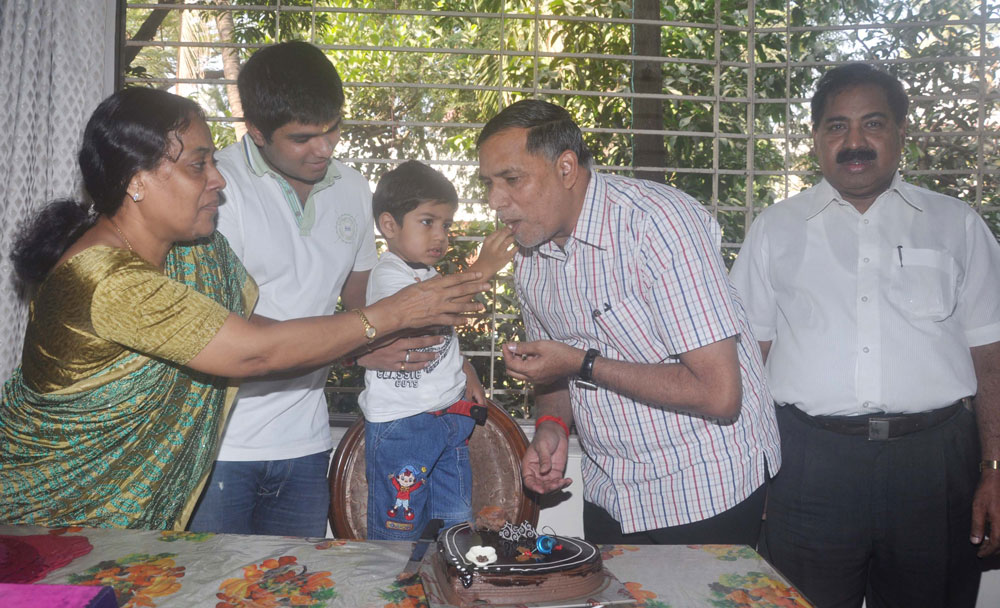MUMBAI CONGRESS PRESIDENT KRIPASHANKAR SINGH CELEBRATES MERRY X' MAS WITH CATHOLIC COMMUNITY.