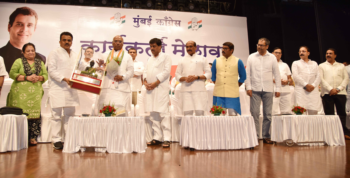 Mumbai Congress Karyakarta Melava in Chief Presence of AICC Congress Leader Mallikarjun Kharge at Shanmukhanand Hall .