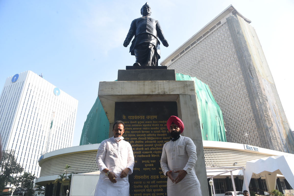 Newly Appointed Mumbai Congress President MLC Bhai Jagtap & Working President Charansingh Sapra offers Floral Tribute to Statues in Mumbai of Great Personalities & aslo Visited Gurudwara,Jain Temples  in Mumbai for Blessing.
