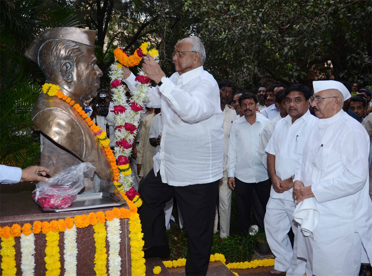 CENTRAL MINISTER SHARAD PAWAR ON 27TH DEATH ANNIVERSARY OF DASHING LEADER & EX.CHIEF MINISTER LATE YESHWANTRAO CHAVAN AT Y.B.CHAVAN IN MUMBAI.