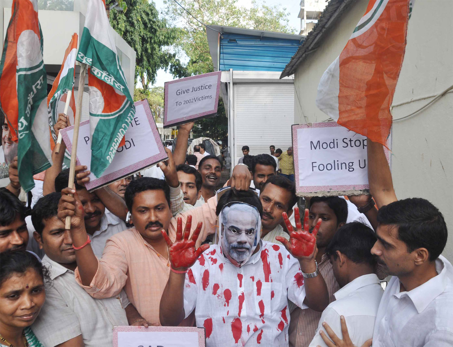 MUMBAI YOUTH CONGRESS ACTIVIST TODAY PROTEST AGAINST GUJRAT CHIEF MINISTER NARENDRA MODI AT AZAD MAIDAN RAJIV GANDHI BHAVAN.
