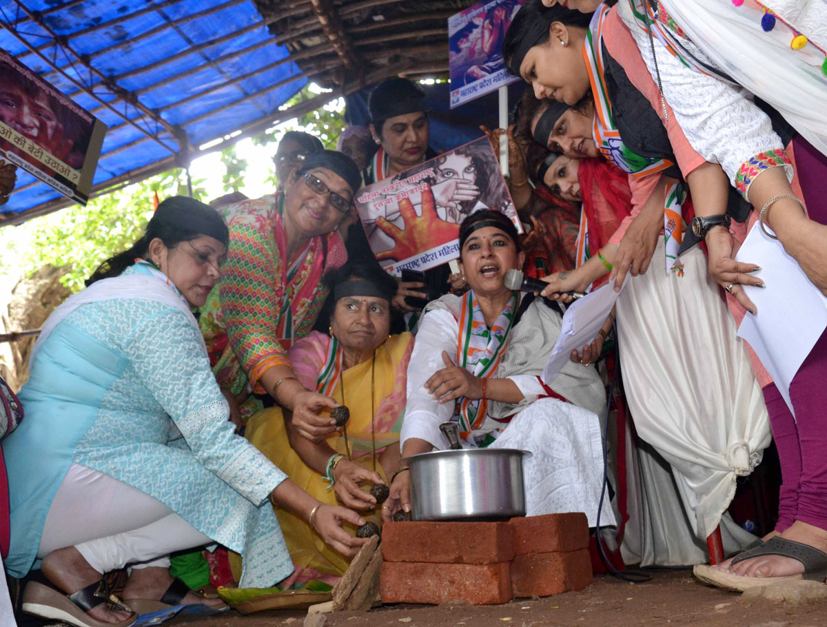 MPCC Mahila Congress Protest against BJP-Shivsena Govt.