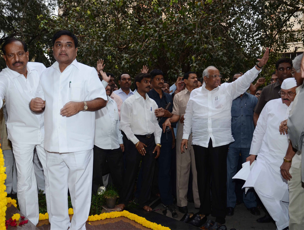 CENTRAL MINISTER SHARAD PAWAR ON 27TH DEATH ANNIVERSARY OF DASHING LEADER & EX.CHIEF MINISTER LATE YESHWANTRAO CHAVAN AT Y.B.CHAVAN IN MUMBAI.