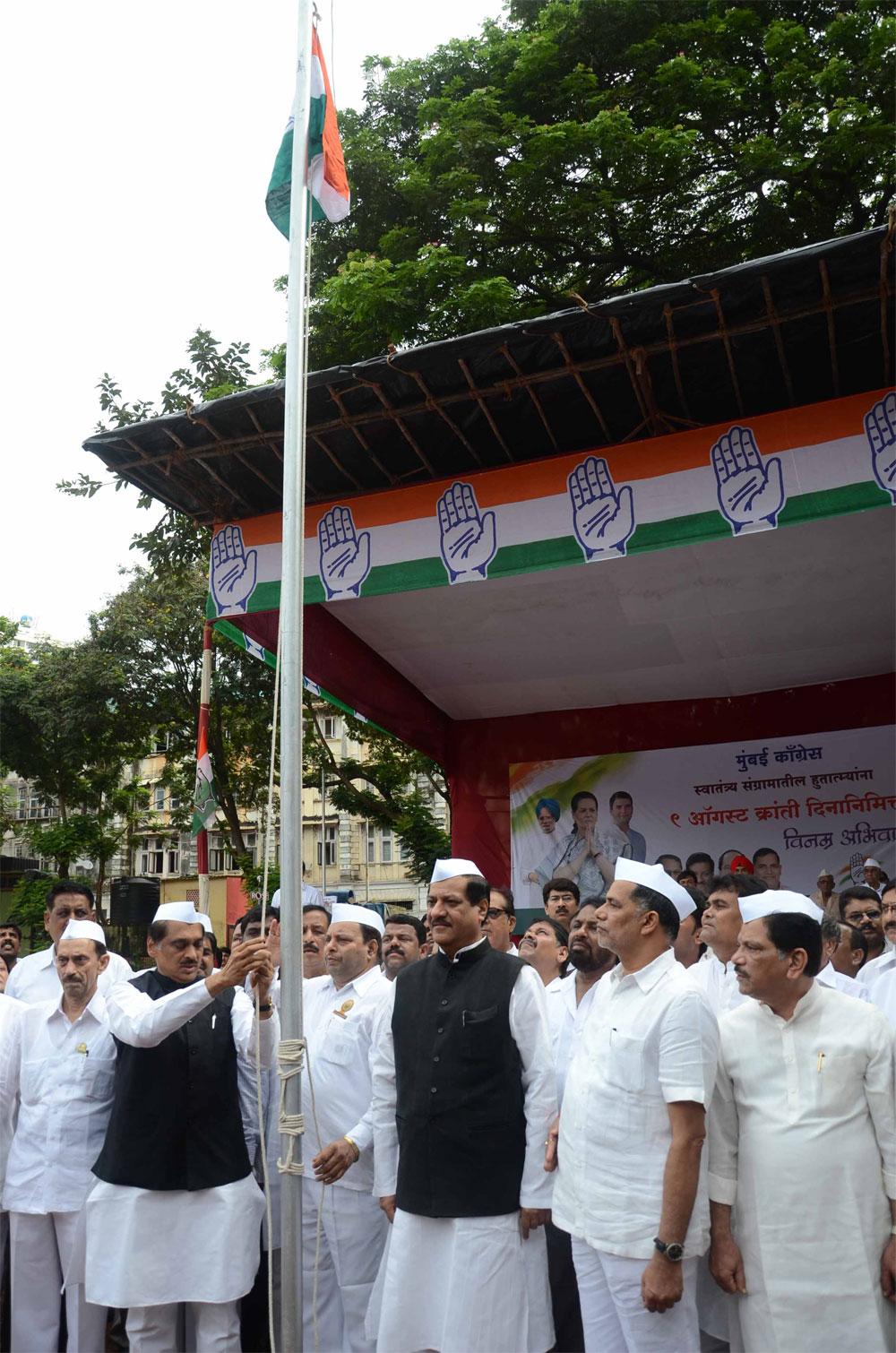 ON OCCASION OF AUGUST KRANTI DIN CHIEF MINISTER PRITHVIRAJ CHAVAN,MPCC.PRESIDENT MANIKRAO THAKAREY,& MRCC PRESIDENT KRIPASHANKAR SINGH  PAYING TRIBUTE TO KRANTIVEER"S AT AUGUST KRANTI MAIDAN.