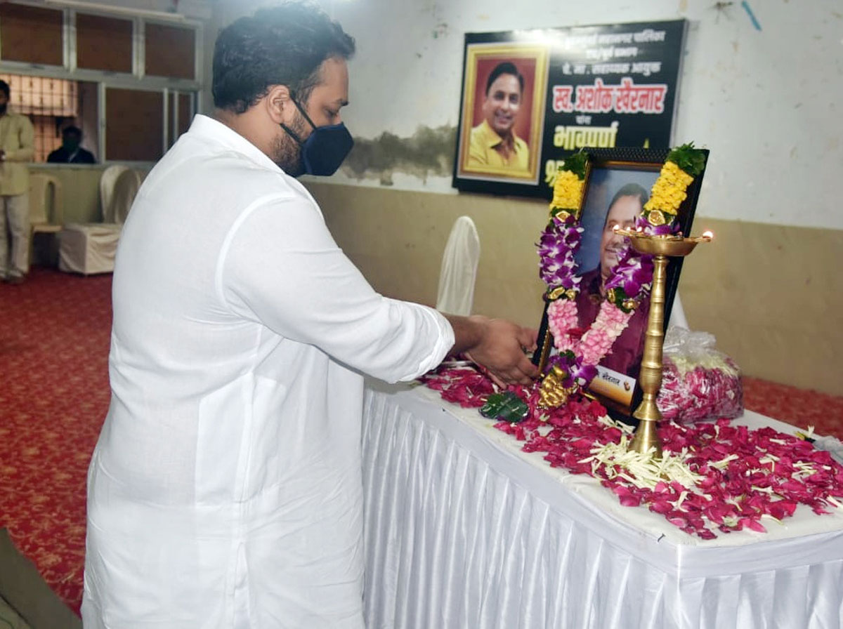 Bandra East Assembly MLA Zeeshan Siddique Paying Tribute to Late Ashok Khairnar  Mahanagar Palika Officer Passed Away while Fighting with Covid.