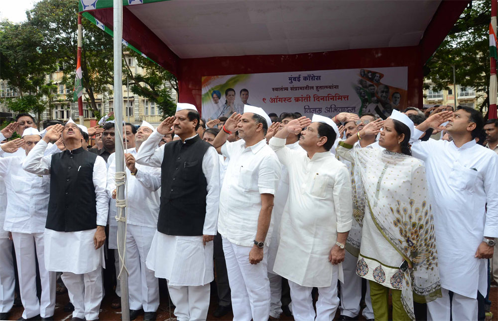 ON OCCASION OF AUGUST KRANTI DIN CHIEF MINISTER PRITHVIRAJ CHAVAN,MPCC.PRESIDENT MANIKRAO THAKAREY,& MRCC PRESIDENT KRIPASHANKAR SINGH  PAYING TRIBUTE TO KRANTIVEER"S AT AUGUST KRANTI MAIDAN.