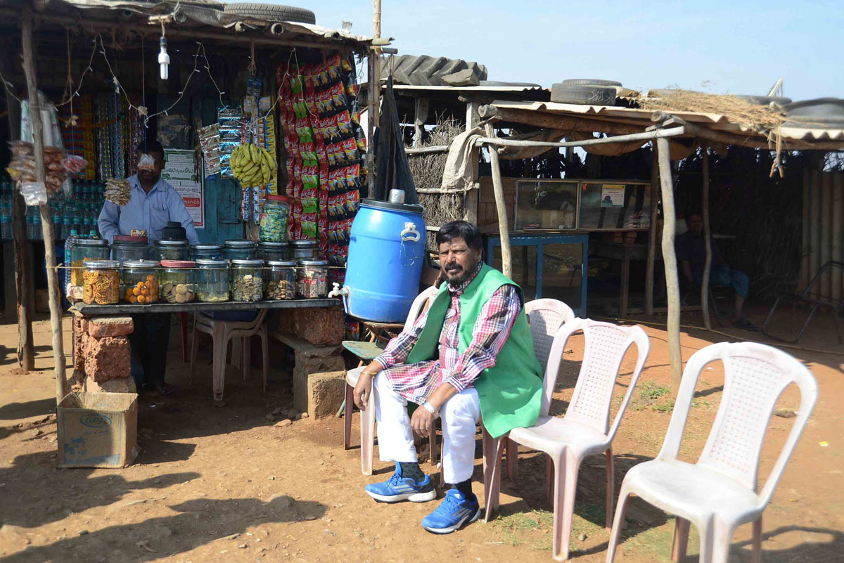RPI Chief Ramdas Athawale at Tea Stall Karnataka Highway.