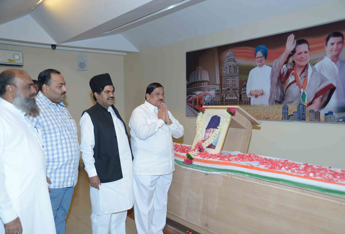 Mumbai Congress Paying Tribute To Late Maulana Abul Kamal Azad On His Death Anniversary.