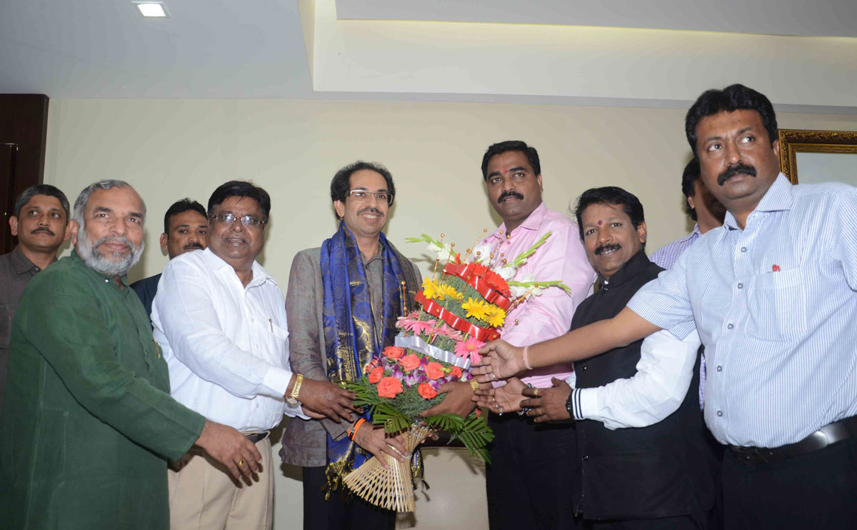 Satara Mahayuti Candidate Sambhaji Sakpal Meets Shivsena President Udhav Thakre at Matoshri Bunglow Bandra.