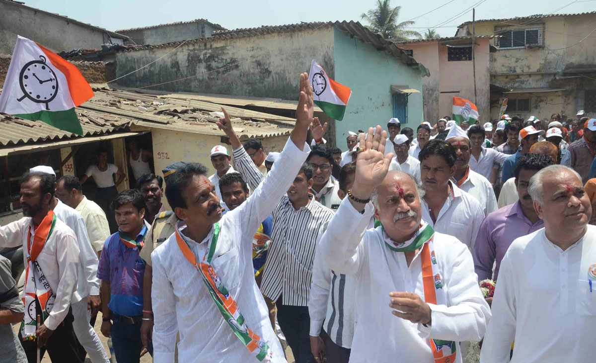 Congress/NCP/PRP(Kawade)/Republican Party of India (Democratic) Alliance MP.Candidate Gurudas Kamat Rally at Jogeshwari Assembly Area.