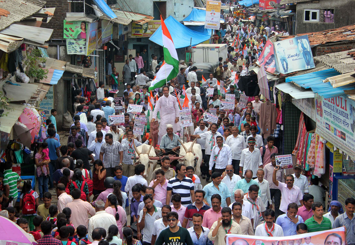 Dindoshi Assembly MLA Rajhans Singh with Team to Protest Against Petrol & LPG Price Hike at Malad.