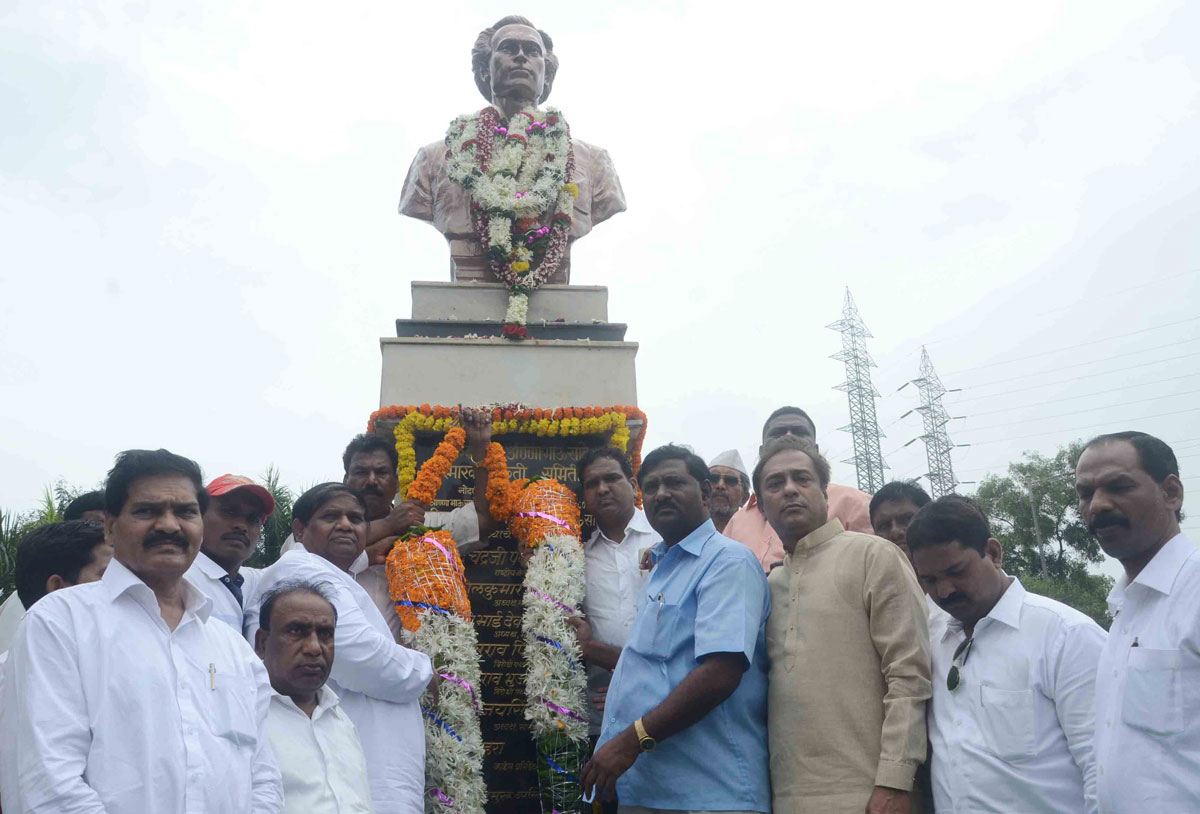 Mumbai Congress Leader's Tribute To Sahitya Ratna AnnaBhau Sathe on His Death Anniversary at Chembur.
