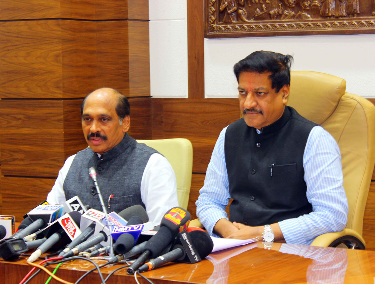 Chief Minister Prithviraj Chavan & MPCC Manikrao Thakare Press Conference at Varsha Bunglow.