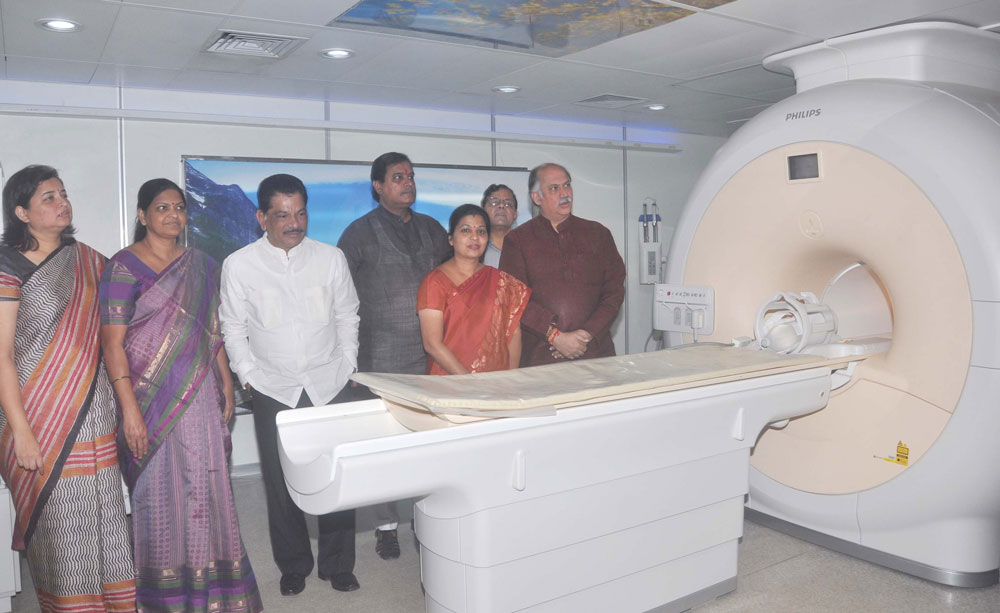 UNION MINISTER GURUDAS KAMAT INAUGATES M R I MACHINE AT SION HOSPITAL.