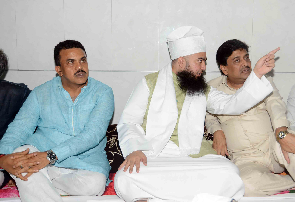 MPCC President Ashok Chavan & MRCC President Sanjay Nirupam Meets Moulana Moinuddin Asharaf Asharafi Urf Moin Miyan at Jamia Qadria Asharfiya Head Office Do Tanki.
