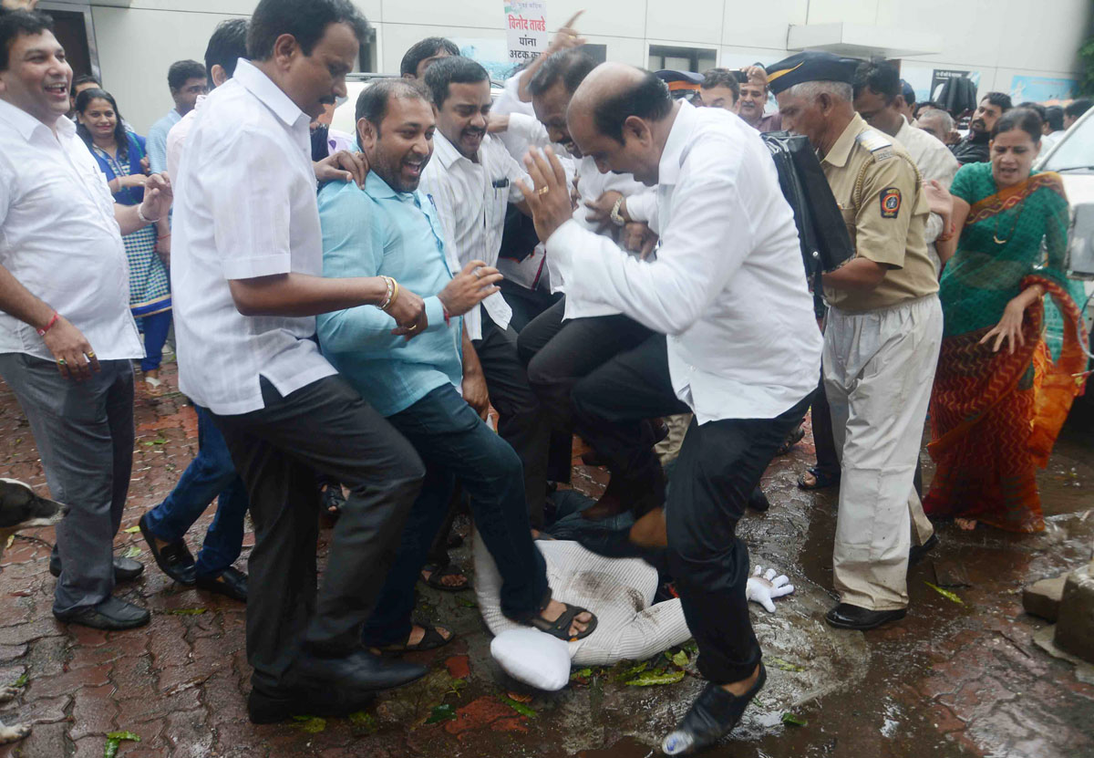 Mumbai Congress Protest Against Minister Vinod Tawade Submitted Fake Degree Qualification  at Azad Maidan.