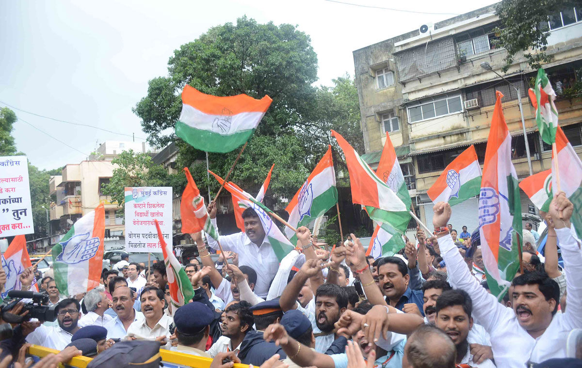 Mumbai Congress Protest Against Minister Vinod Tawade Fake Qualification Degree outside his Residence at Vile Parle.