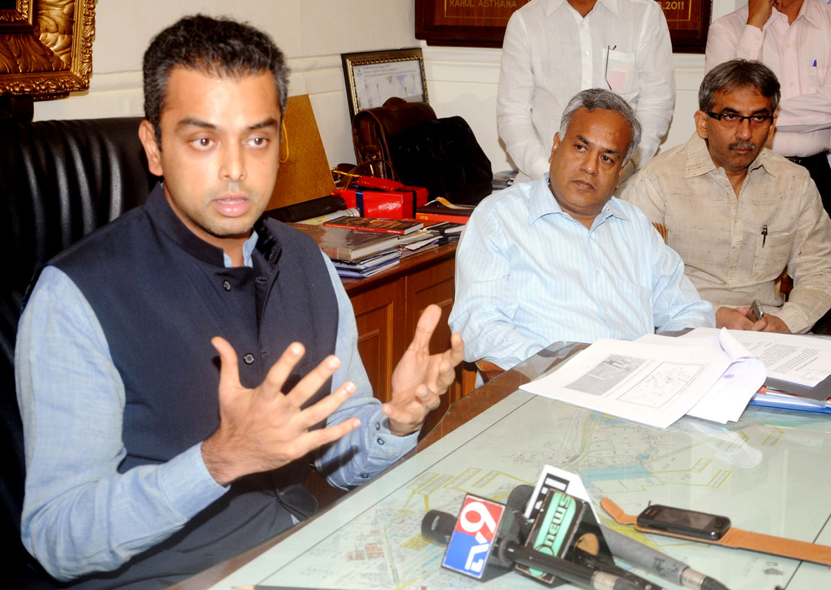 UNION MINISTER OF STATE SHRI MILIND DEORA TOOK CHARGE MINISTER OF STATE FOR SHIPPING IN B.P.T.OFFICE AT MUMBAI.