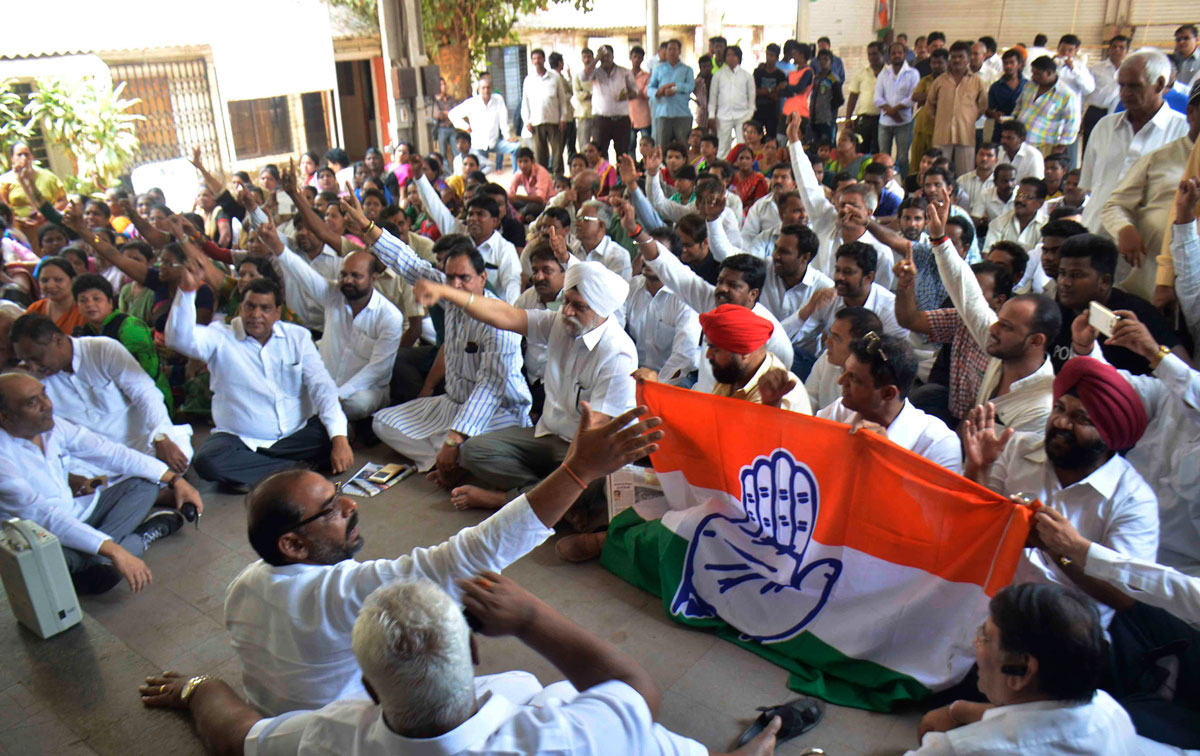 Congress Party Leaders & Party Workers gathered at Mumbai Congress Rajiv Gandhi Bhavan Requesting Gurudas Kamat to withdraw his Resignation.