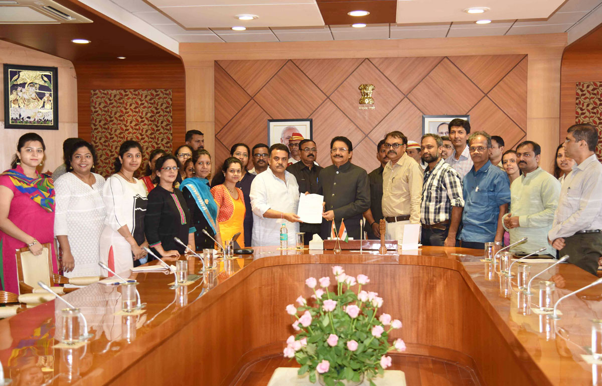Mumbai Congress President Sanjay Nirupam with Delegation of Parents meets Governor Ch. Vidyasagar Rao at Raj Bhavan Mumbai against the Demanding Fees in Private School.