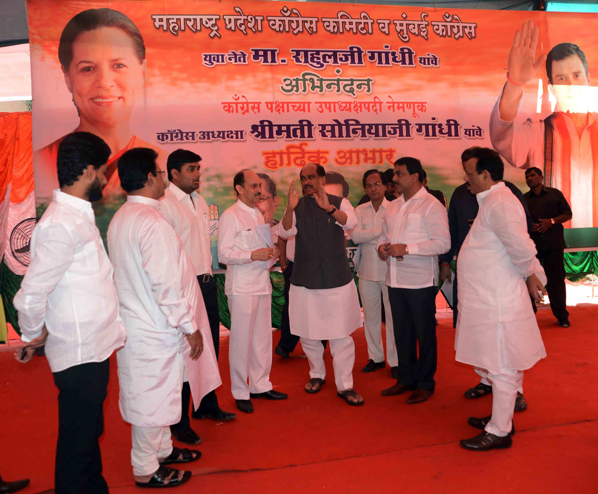 MPCC PRESIDENT MANIKRAO THAKARE & MINISTER NASIM KHAN AT TILAK BHAVAN.