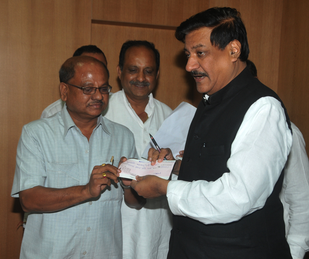 CHIEF MINISTER PRITHVIRAJ CHAVAN AT VIDHAN BHAVAN MUMBAI.