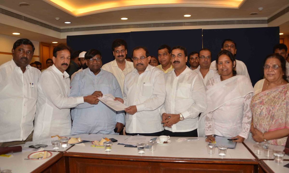 MUMBAI CONGRESS PRESIDENT PROF.JANARDAN CHANDURKAR WITH DELEGATION MEETS MINISTER RADHAKRISHNA VIKHE PATIL AT Y.B. CHAVAN CENTER.