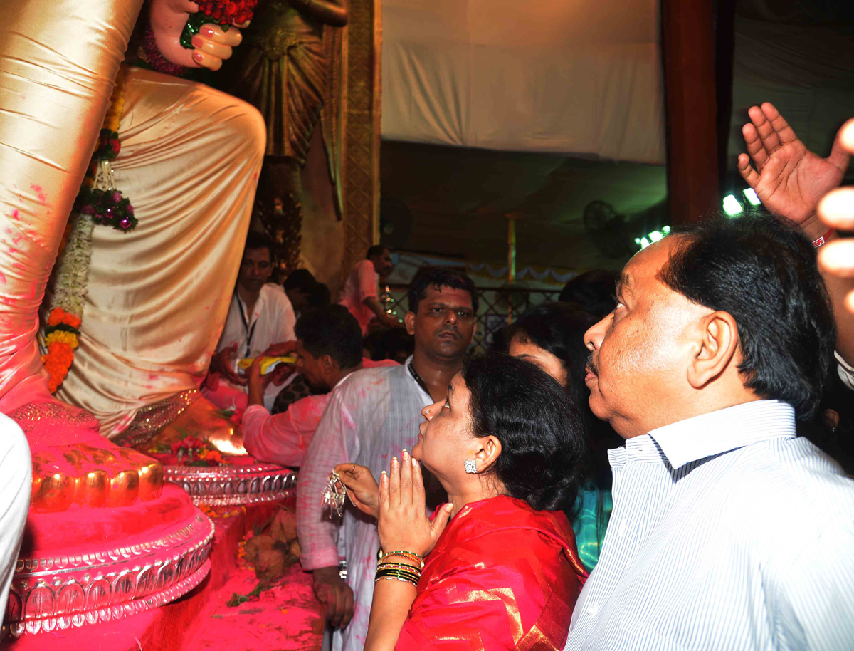 MINISTER NARAYNRAO RANE WITH FAMILY AT LALBAUGH RAJA.