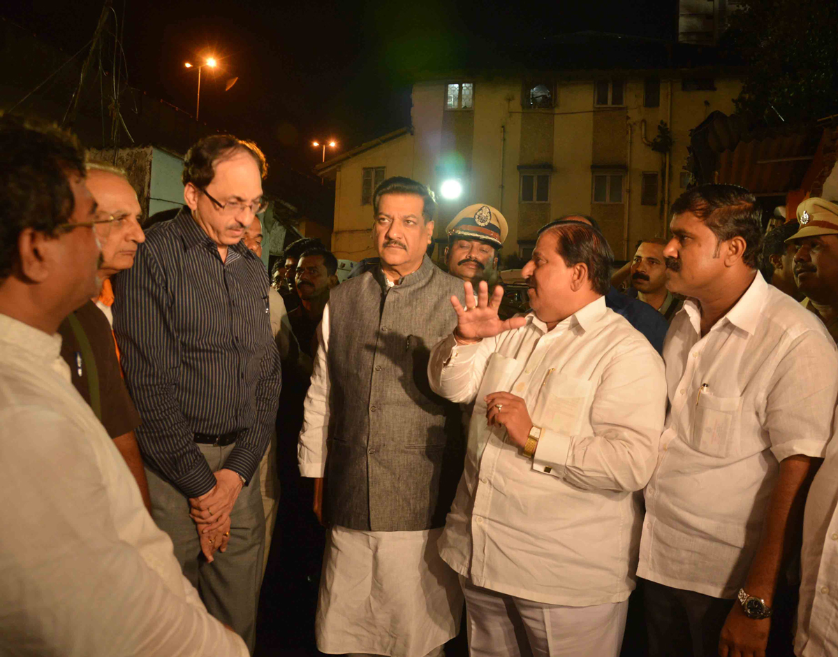 CHIEF MINISTER PRITHVIRAJ CHAVAN VISIT AT THE SPOT WERE BUILDING COLLAPSED AT DOCKYARD.