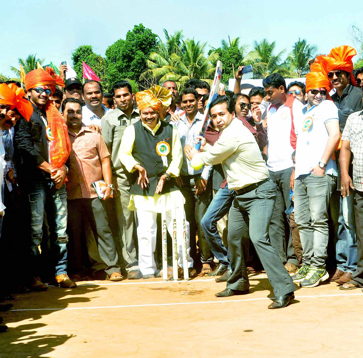 Yuva Leader Nitesh Narayanrao Rane with cine stars Shreyas Talpade to inaugurate cricket tournament in Kankavli.