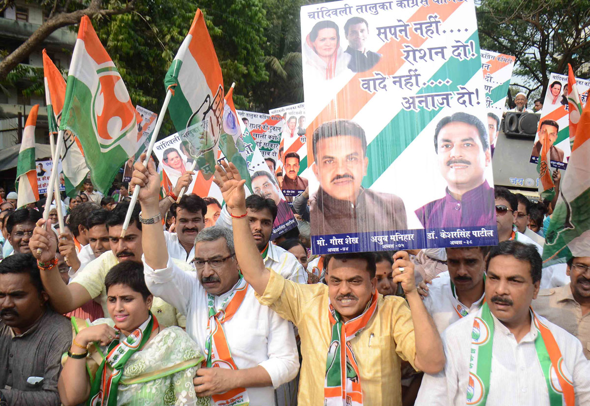 MRCC President Sanjay Nirupam & MLA Nasim Khan during Mumbai Regional Congress Protest Against Rationing Office at Nehru Nagar Kurla.