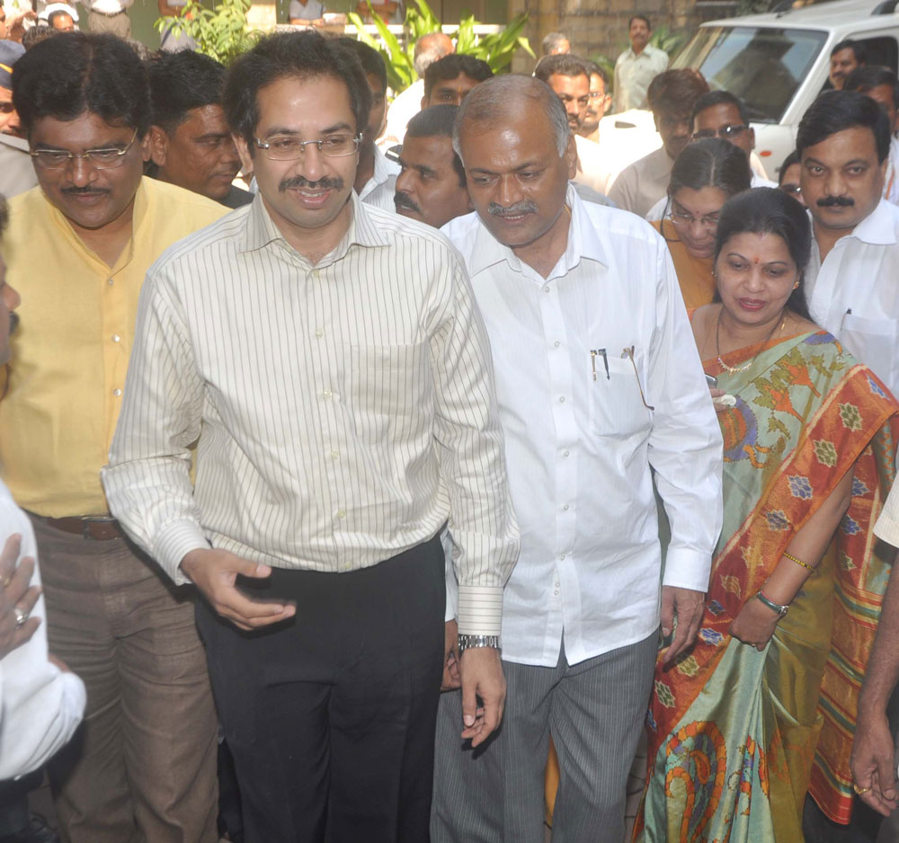 SHIV SENA WORKING PRESIDENT UDHAV THAKARE AT J.J.HOSPITAL.