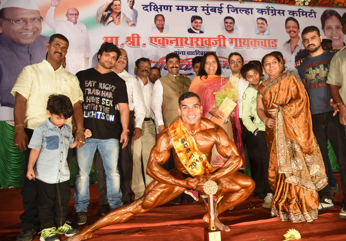 MLA Varshatai Gaikwad honoured Dharavi Shree-2016 Body Building Competition.