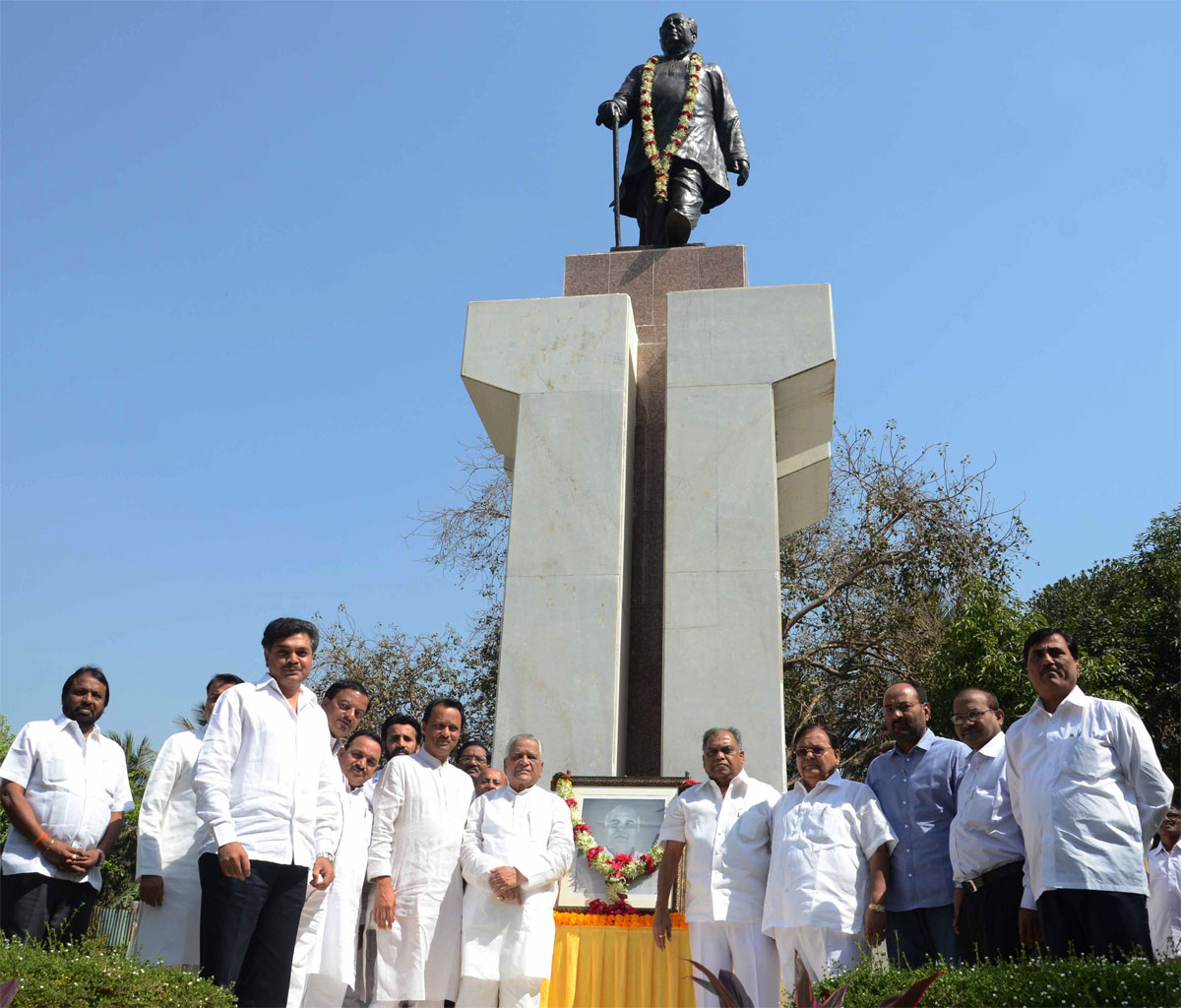 EX CHIEF MINISTER OF MAHARASHTRA VASANTDADA PATIL ON HIS DEATH ANNIVERSARY IN MUMBAI.