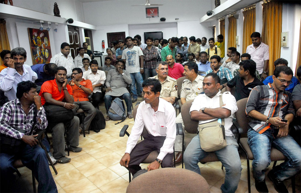 PRAHAAR PHOTOGRAPHER ARUN PATIL WAS BEATEN  UP BY SRP.