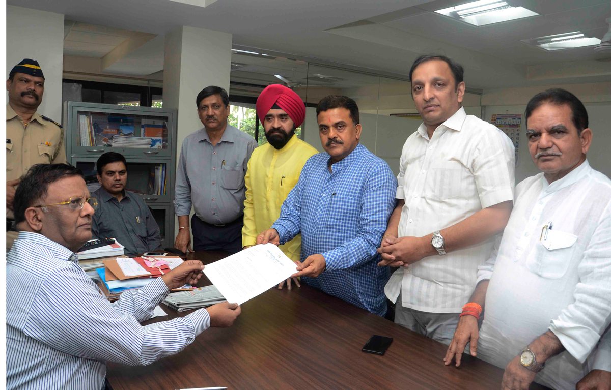 Mumbai Congress President Sanjay Nirupam Lodge Complaint against CM on Cold Play Issue at Election Commission of Maharashtra,New Administrative Blg.opp.Mantralaya.