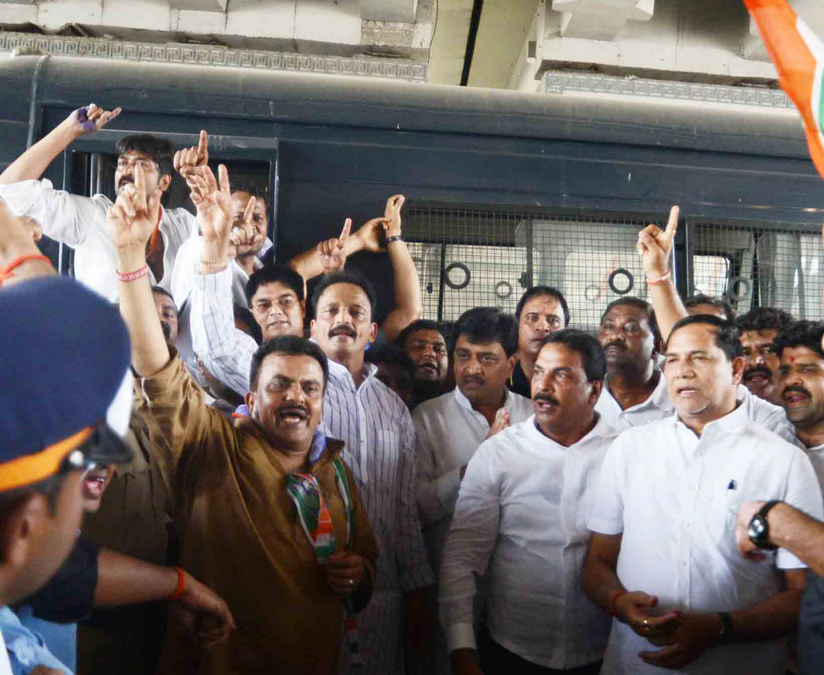 Mumbai Congress Protest on issue of National Herald at Bandra Kherwadi.