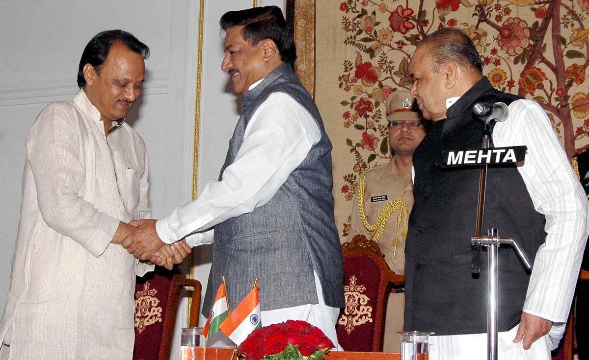 GOVERNOR K.SANKARNAYRAYANAN IS GIVING OATH TO AJITDADA PAWAR AS MAHARASHTRA DY.CHIEF MINISTER ON OCCASION CHIEF MINISTER PRITHVIRAJ CHAVAN AT RAJ BHAVAN.