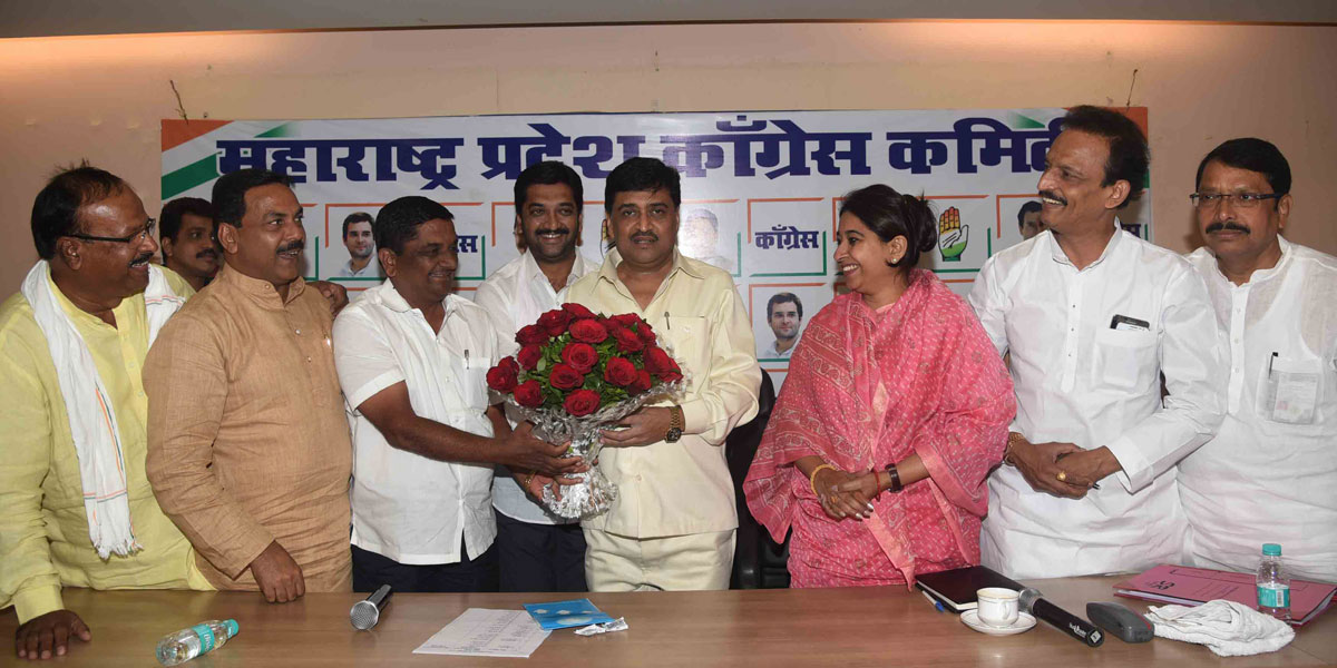 MPCC President Ashokaro Chavan Felicitated Newly Appointed Kolhapur Corparators Taufik Mullani & Mohan Salpe.