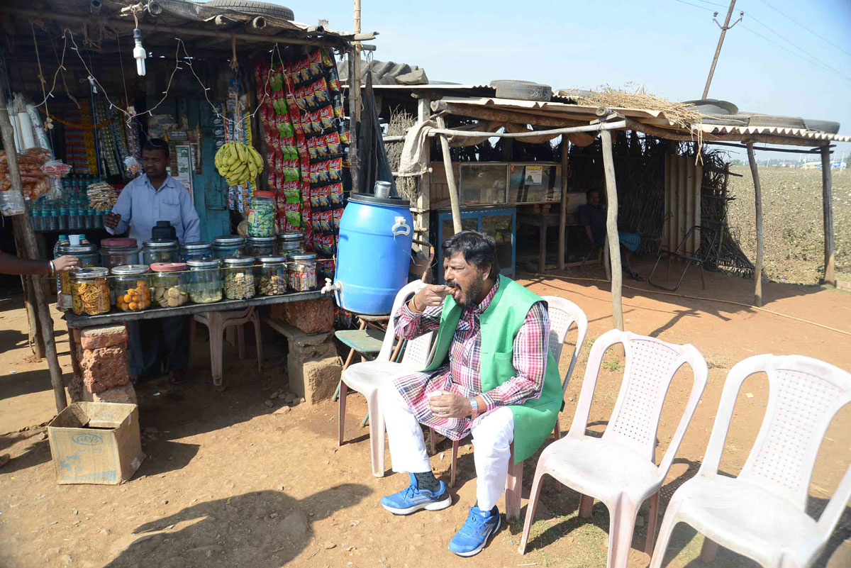 RPI Chief Ramdas Athawale at Tea Stall Karnataka Highway.