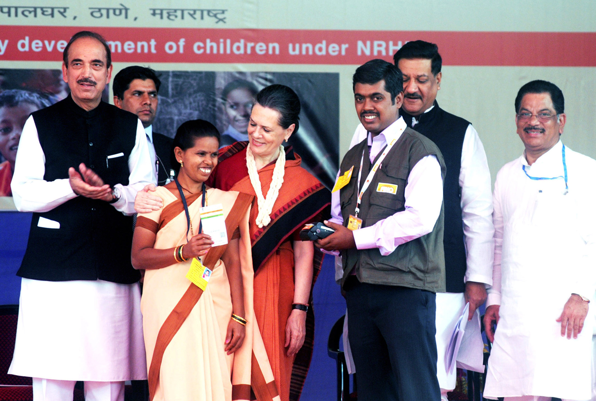 THE CHAIRPERSON,NATIONAL ADVISORY COUNCIL SMT.SONIA GANDHI AT PALGHAR TO LAUNCH OF " RASHTRIYA BAL SWASTHYA KARYAKRAM"