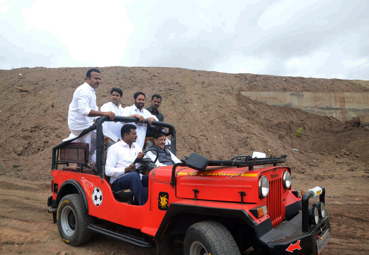 CHIEF MINISTER PRITHVIRAJ CHAVAN & MINISTER DR.NITIN RAUT LAUNCHED RAIN WATER HARVESTING AT SATARA GONDAWALE MAAN TALUKA.
