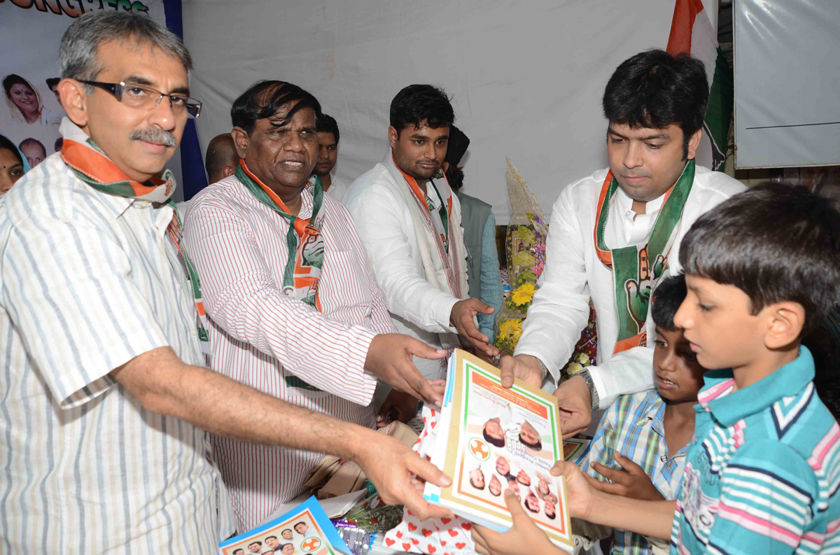 MUMBAI CONGRESS PRESIDENT PROF.JANARDAN CHANDURKAR IN FREE NOTE BOOK DISTRIBUTION PROGRAMME ORG.BY AFZAL DAWOODANI AT DONGRI.