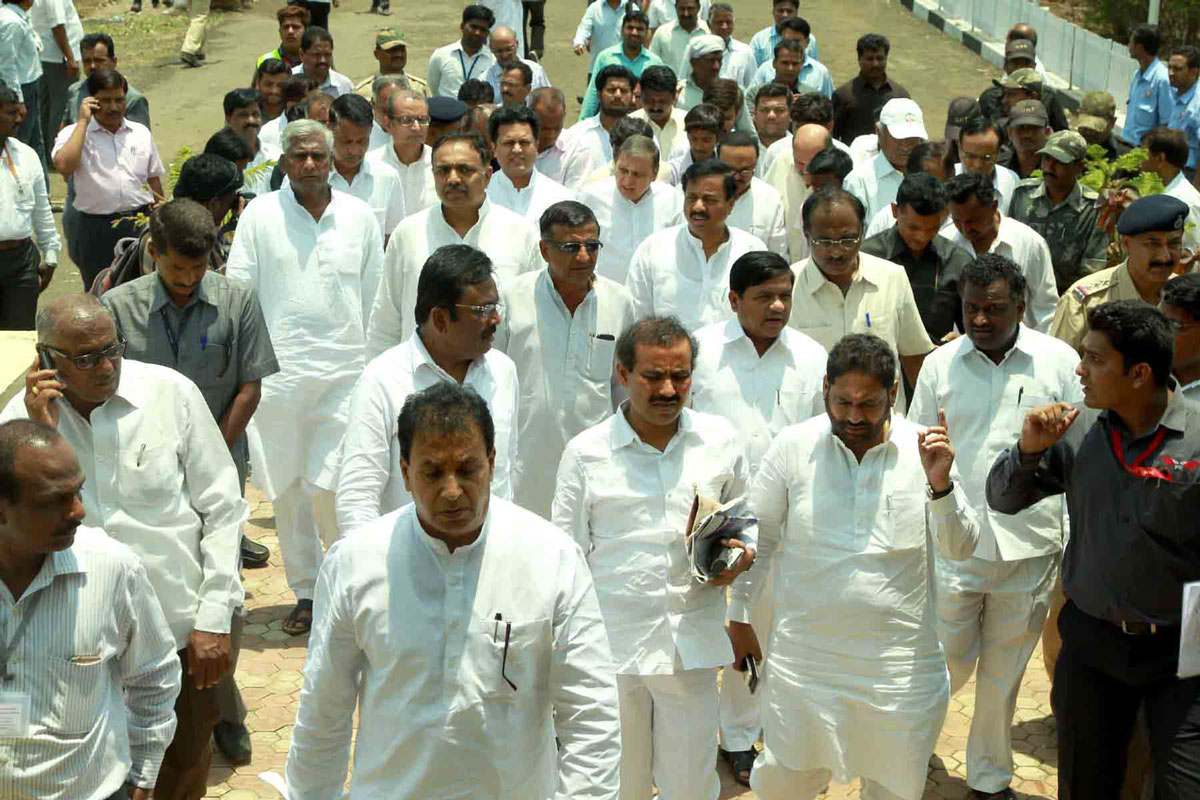 Paying Last Respect to BJP Leader Gopinath Munde at Parli in Beed.