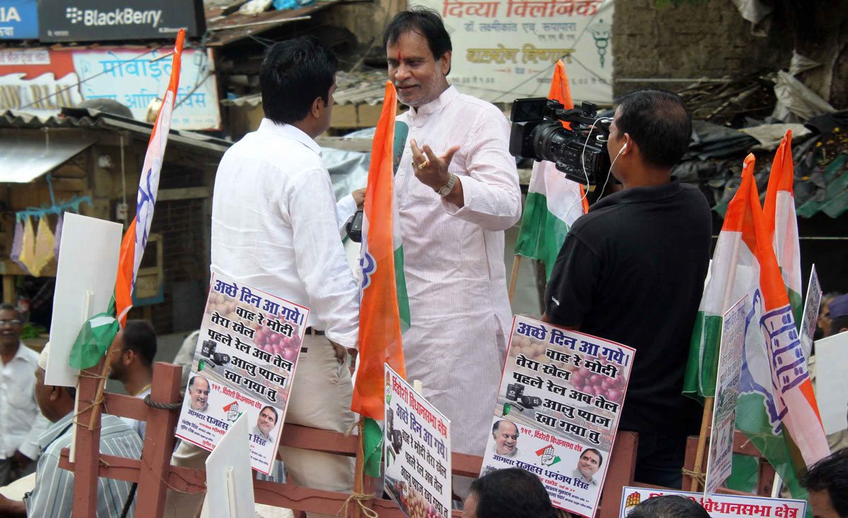 Dindoshi Assembly MLA Rajhans Singh with Team to Protest Against Petrol & LPG Price Hike at Malad.