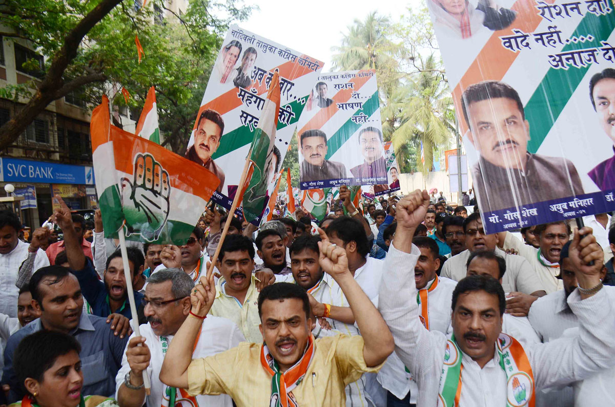 MRCC President Sanjay Nirupam & MLA Nasim Khan during Mumbai Regional Congress Protest Against Rationing Office at Nehru Nagar Kurla.