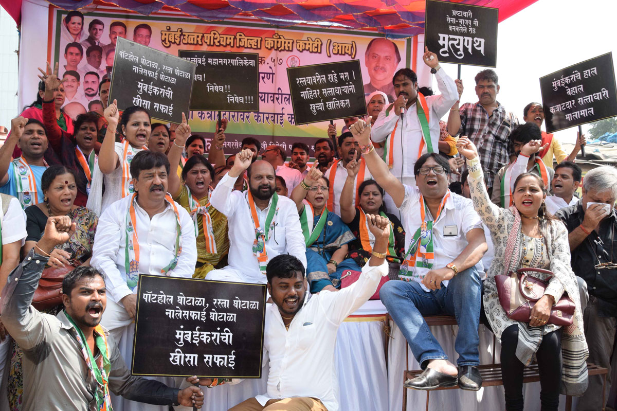 BMC Ex.Opposition Leader Corporator Devendra (Bala) Ambekar with Team Protest against Potholes at Andheri.