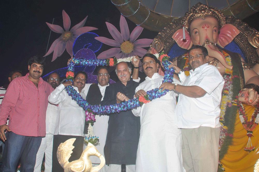 UNION MINISTER GURUDAS KAMAT VISITED AT D.N.NAGAR GANPATI UTSAV MNDAL.